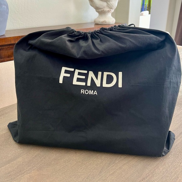 The Iconic FENDI PEEKABOO SELLERIA
Medium Size with 2 way shoulder strap - Picture 2 of 12